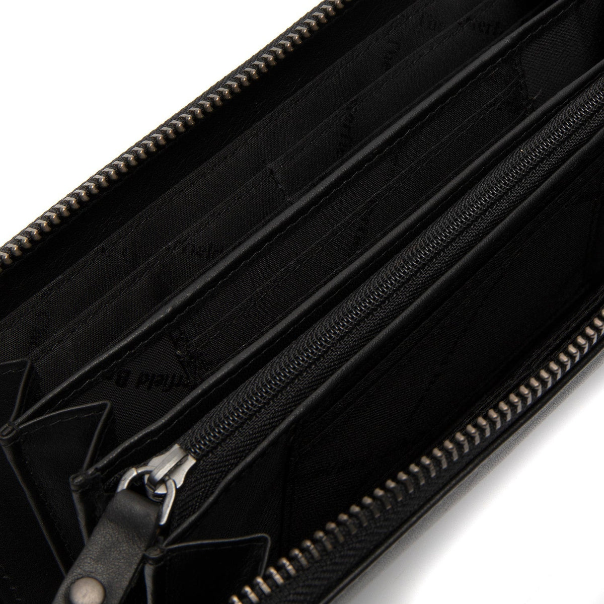 Solid Antique Brass Hardware &amp; Heavy-Duty Dual Zipper Detail on Cantara Full-Grain Portafoglio in Pelle da Donna