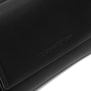 Solid Antique Brass Hardware &amp; Heavy-Duty Dual Zipper Detail on Doniva Full-Grain Portafoglio in Pelle da Donna