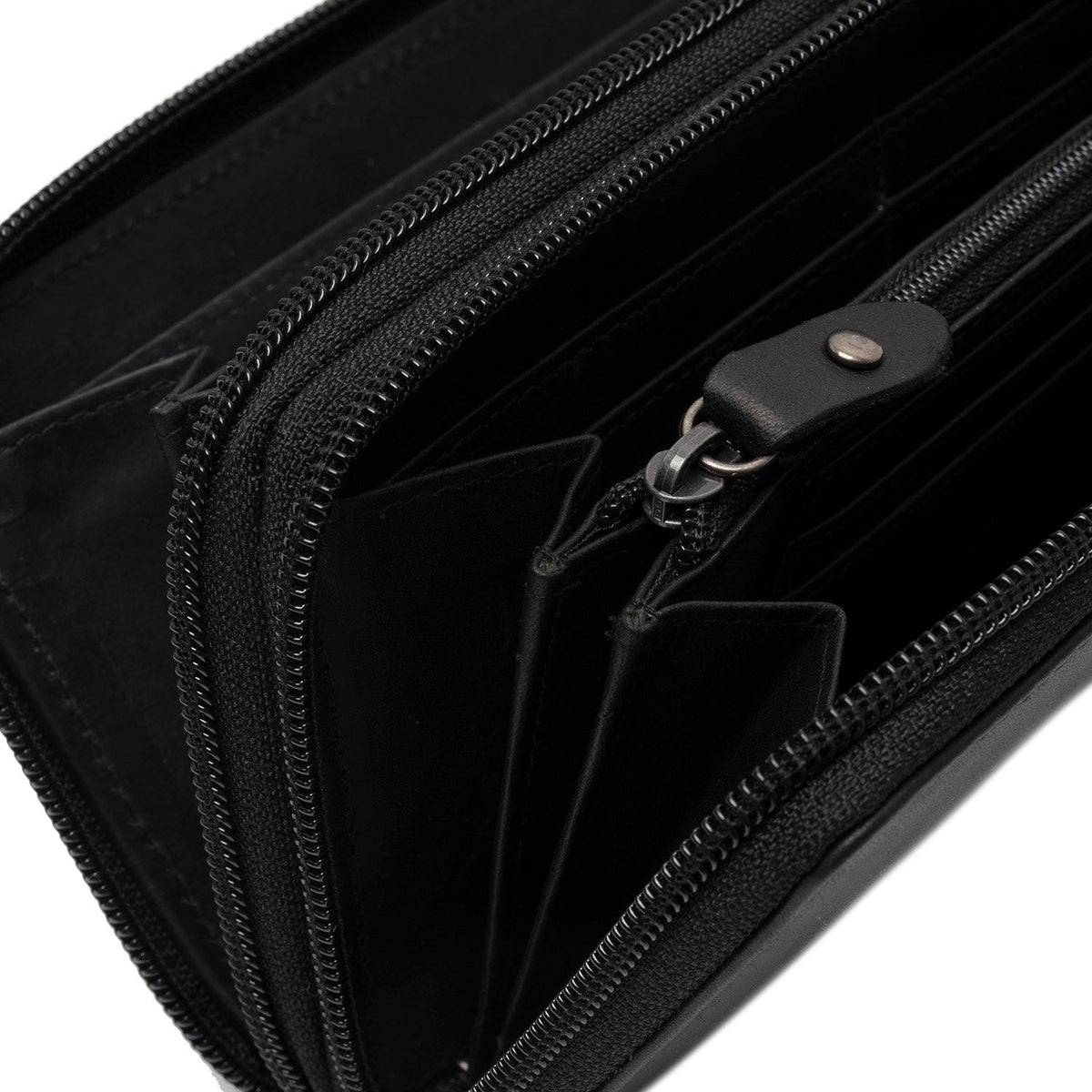 Solid Antique Brass Hardware &amp; Heavy-Duty Dual Zipper Detail on Hadley Full-Grain Portafoglio in Pelle da Donna