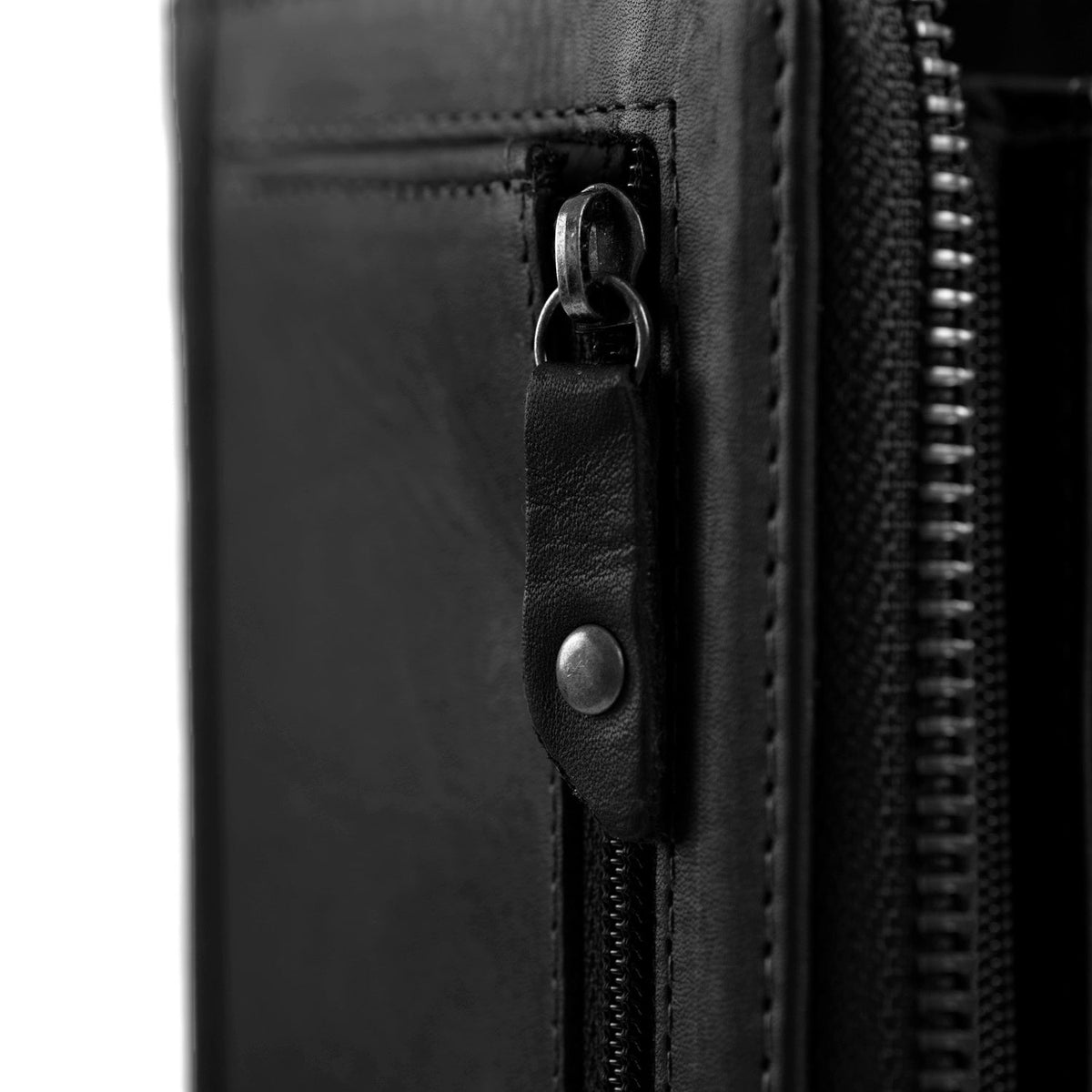 Solid Antique Brass Hardware &amp; Heavy-Duty Dual Zipper Detail on Nova Full-Grain Portafoglio in Pelle da Donna