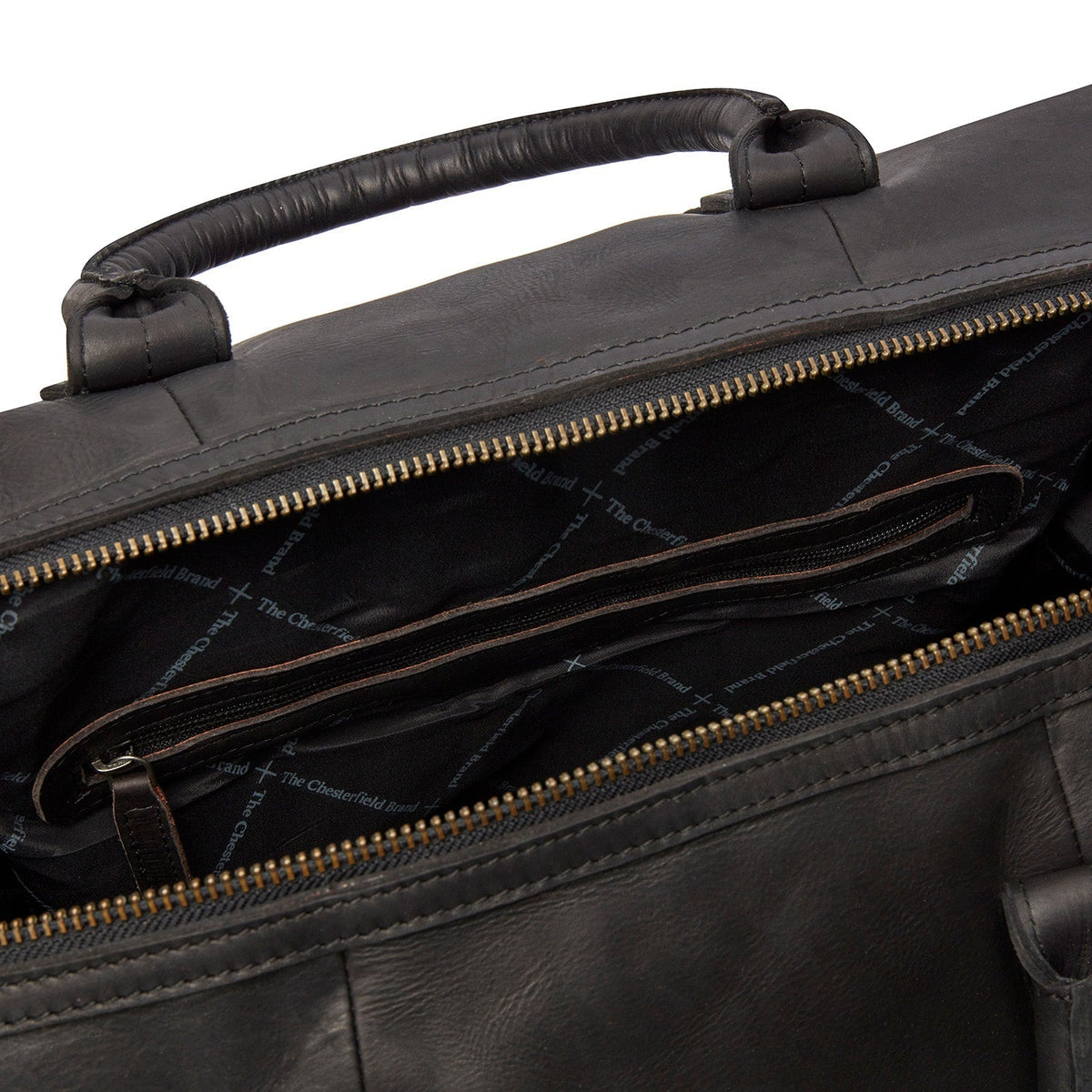 
Solid Antique Brass Hardware & Heavy-Duty Dual Zipper Detail on Portsmouth Borsone da weekend in pelle pieno fiore