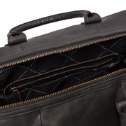 
Solid Antique Brass Hardware & Heavy-Duty Dual Zipper Detail on Portsmouth Borsone da weekend in pelle pieno fiore