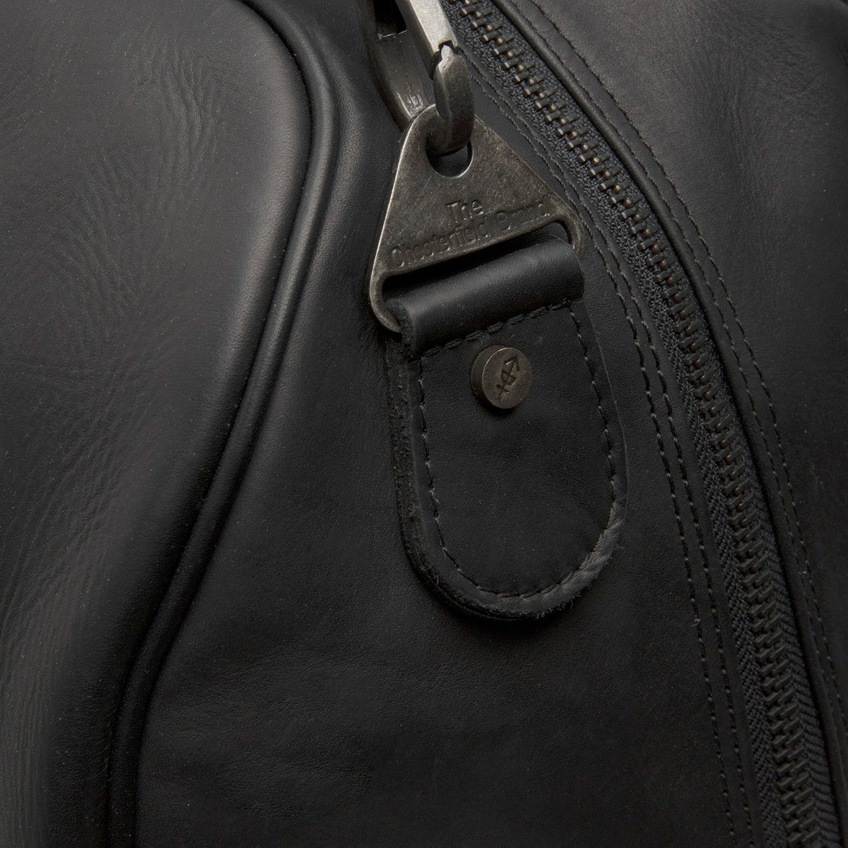 Solid Antique Brass Hardware &amp; Heavy-Duty Dual Zipper Detail on William Full-Grain Leather Weekender Bag da Donna
