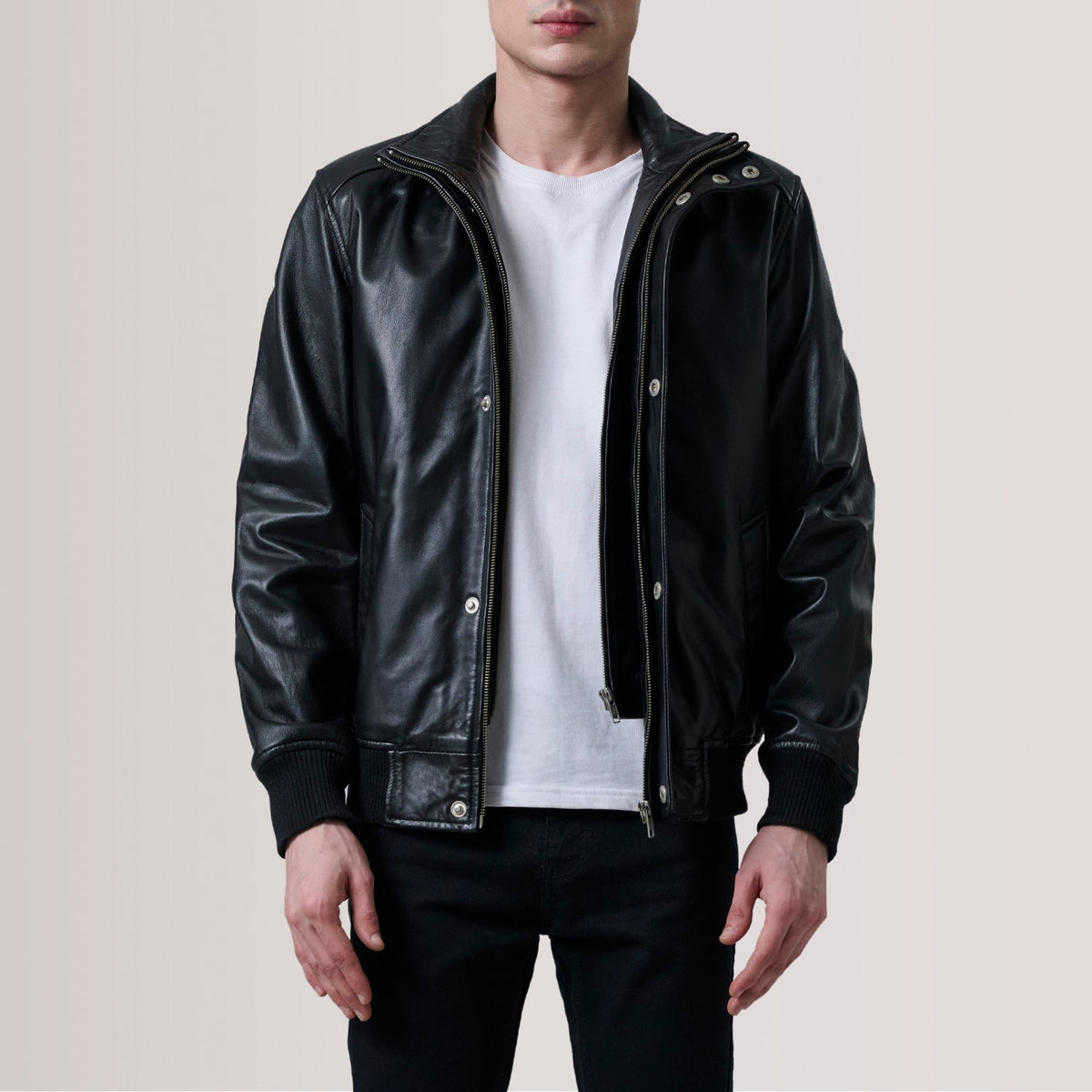 
Lester Marrone Suede Bomber in Pelle da Uomo For Men in Brown Goatskin Suede - Vista frontale e silhouette sartoriale | Acquista online