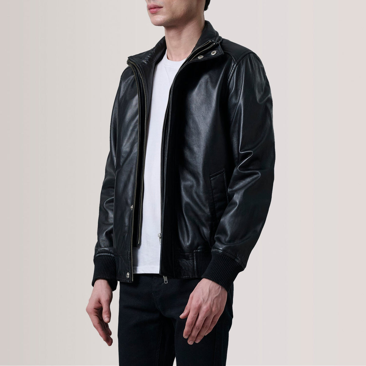 
Lester Marrone Suede Bomber in Pelle da Uomo For Men - Vista laterale che mostra il taglio ergonomico delle maniche