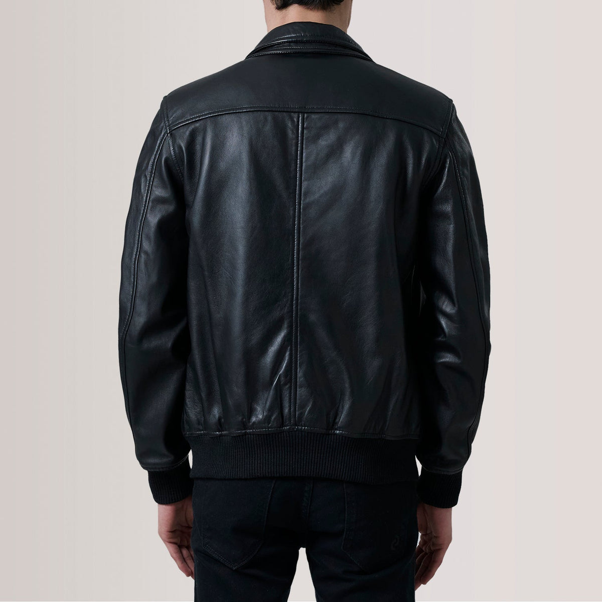 
Dettaglio ravvicinato of Classic Collar & Zipper Hardware on Lester Marrone Suede Bomber in Pelle da Uomo For Men