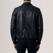 
Dettaglio ravvicinato of Classic Collar & Zipper Hardware on Lester Marrone Suede Bomber in Pelle da Uomo For Men