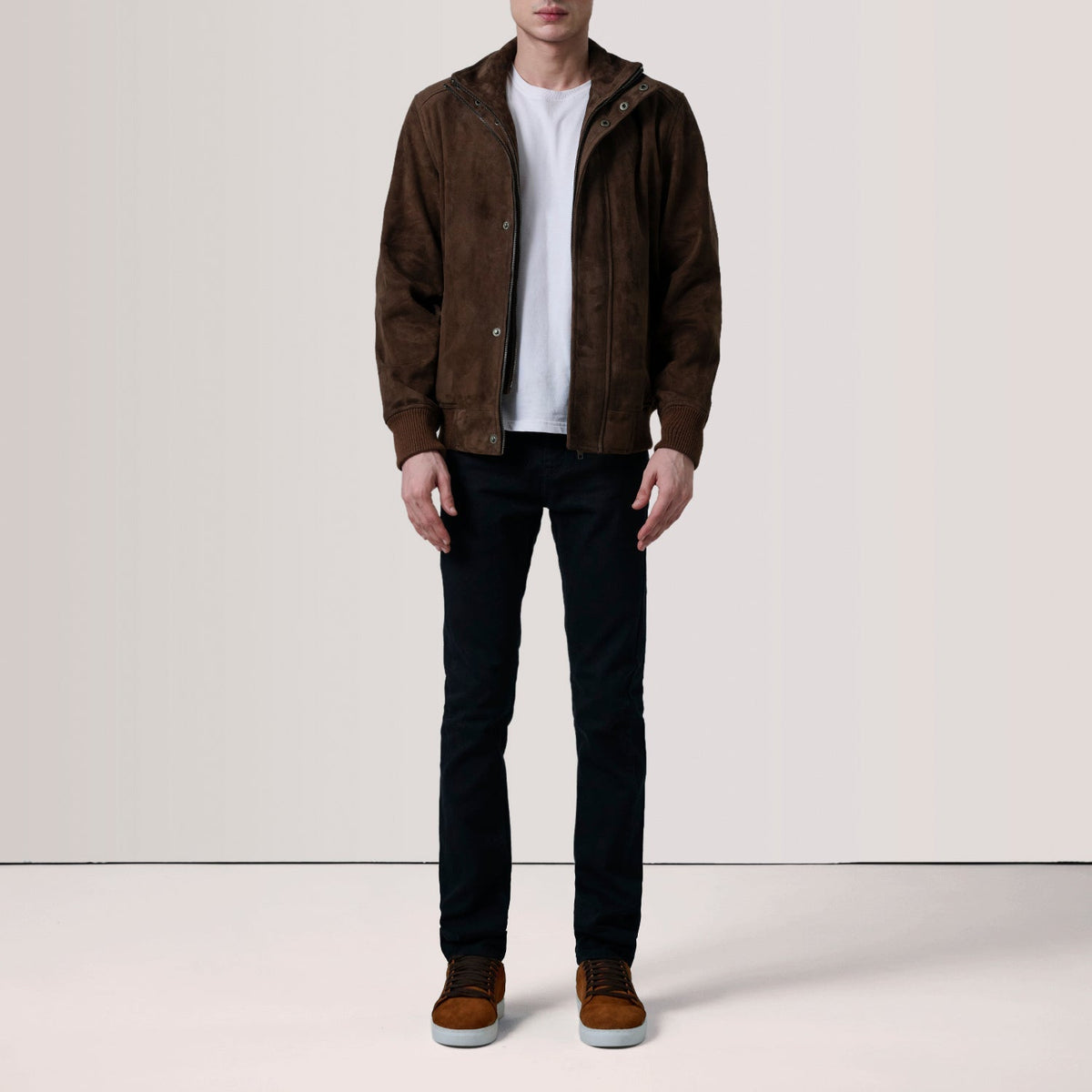 
Prospettiva indossata di Lester Marrone Suede Bomber in Pelle da Uomo For Men su modello - Drappeggio naturale alla luce del giorno