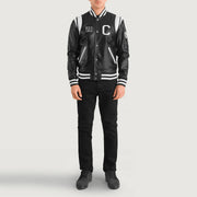 
Liberte California Nero Leather Varsity Giacca in Pelle da Uomo - Vista laterale che mostra il taglio ergonomico delle maniche