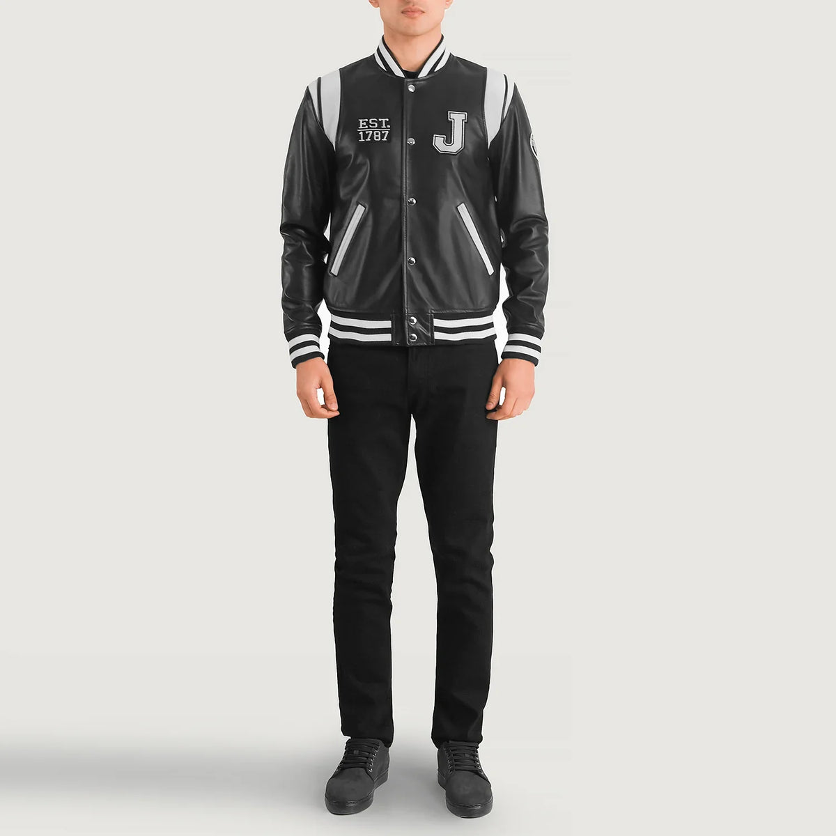 
Liberte New Jersey Nero Leather Varsity Giacca in Pelle da Uomo - Vista laterale che mostra il taglio ergonomico delle maniche