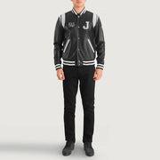 
Liberte New Jersey Nero Leather Varsity Giacca in Pelle da Uomo - Vista laterale che mostra il taglio ergonomico delle maniche