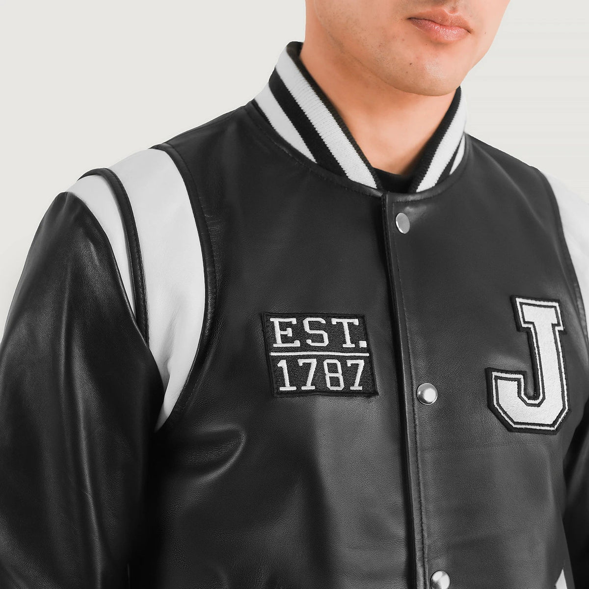 
Dettaglio ravvicinato of Varsity & Snap Button Hardware on Liberte New Jersey Nero Leather Varsity Giacca in Pelle da Uomo