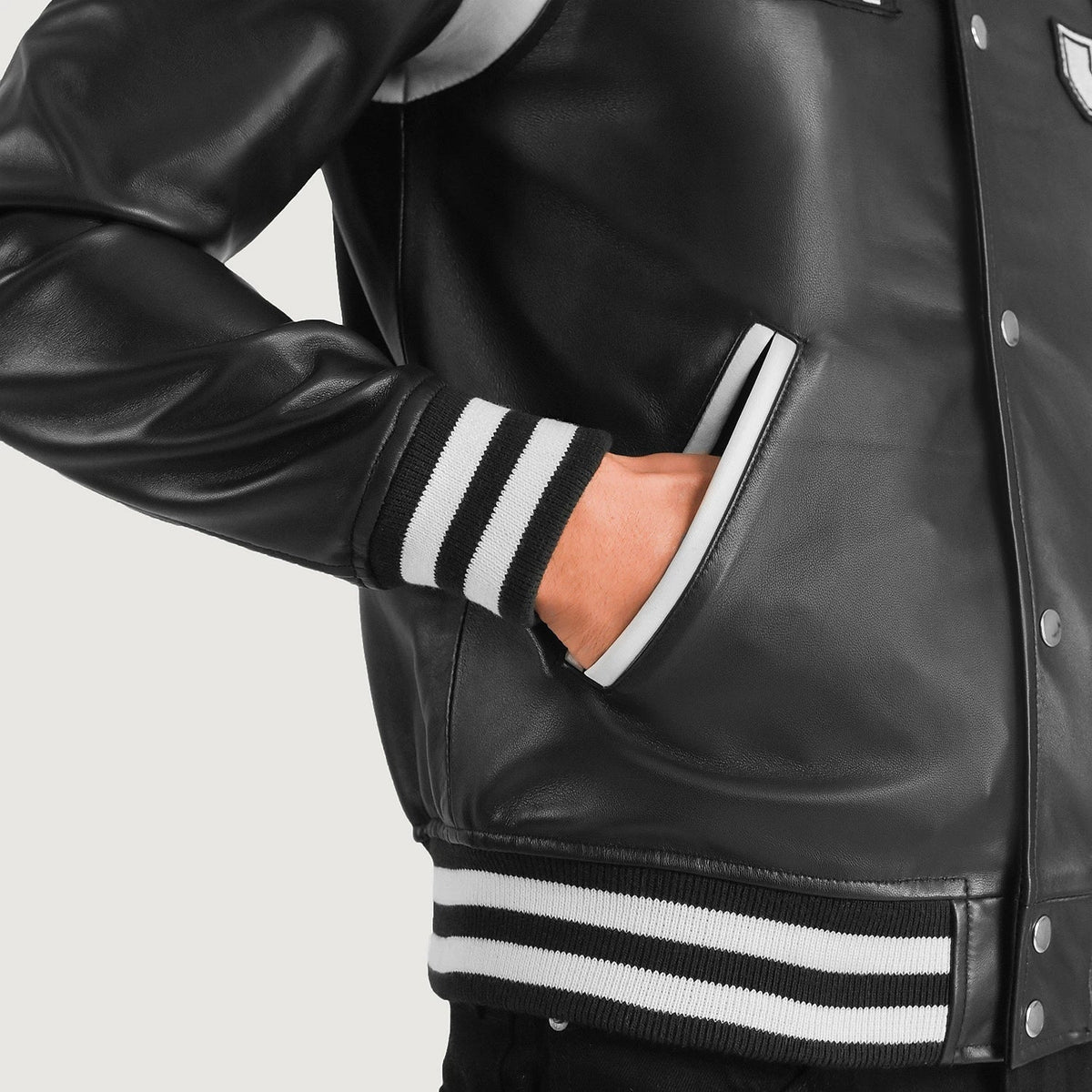 
Vista interna Showing Quilted Polyester Lining & Due tasche interne funzionali