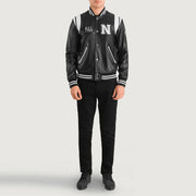 
Liberte New York Nero Leather Varsity Giacca in Pelle da Uomo - Vista laterale che mostra il taglio ergonomico delle maniche
