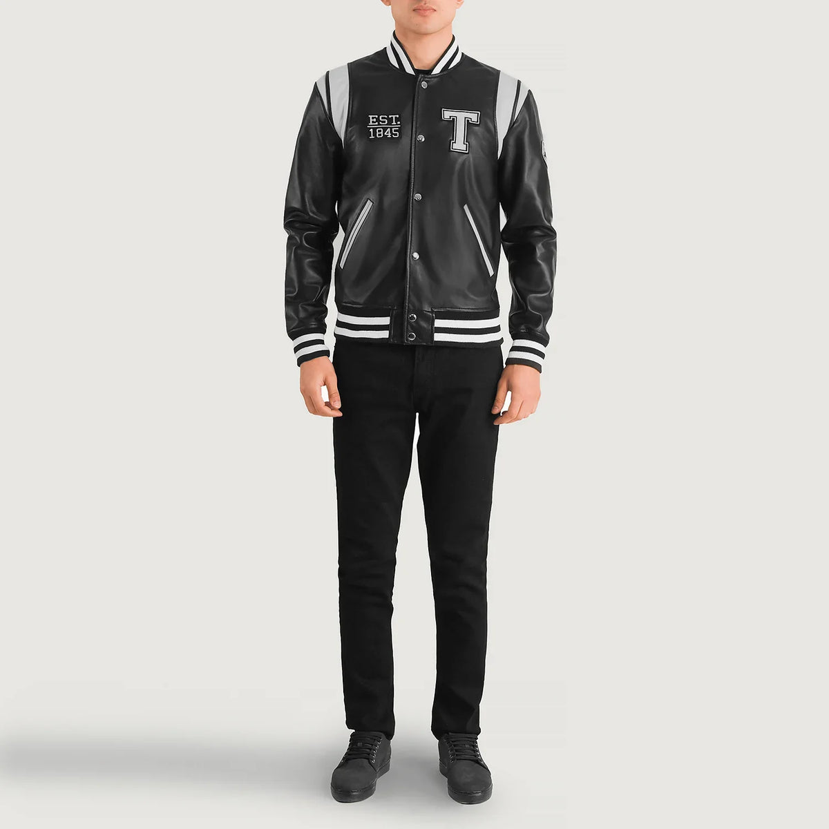 
Liberte Texas Nero Leather Varsity Giacca in Pelle da Uomo - Vista laterale che mostra il taglio ergonomico delle maniche
