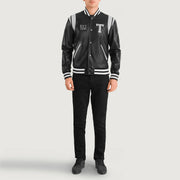 
Liberte Texas Nero Leather Varsity Giacca in Pelle da Uomo - Vista laterale che mostra il taglio ergonomico delle maniche