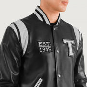 
Dettaglio ravvicinato of Varsity & Snap Button Hardware on Liberte Texas Nero Leather Varsity Giacca in Pelle da Uomo