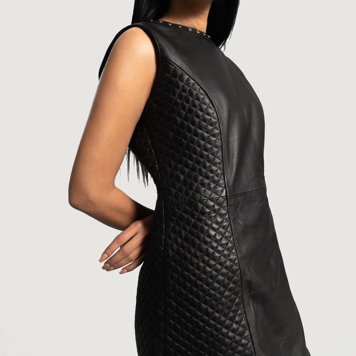 
Dettaglio ravvicinato of Classic Collar & Zipper on back Hardware on Luxe Nero Leather Dress da Donna
