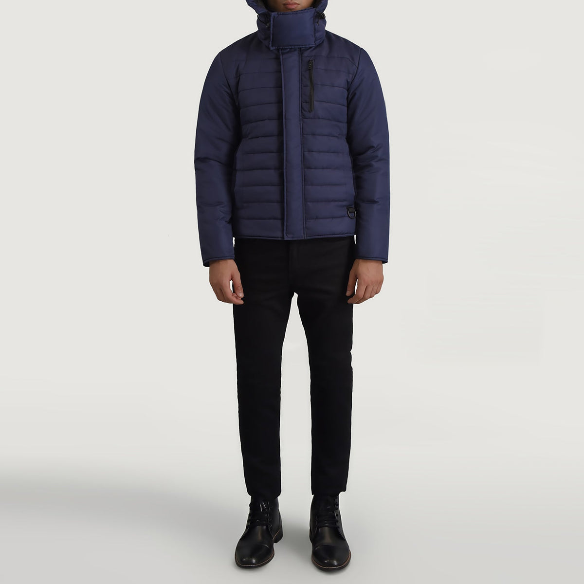 
Malcolm Blu Hooded Puffer Giacca in Pelle da Uomo - Vista laterale che mostra il taglio ergonomico delle maniche