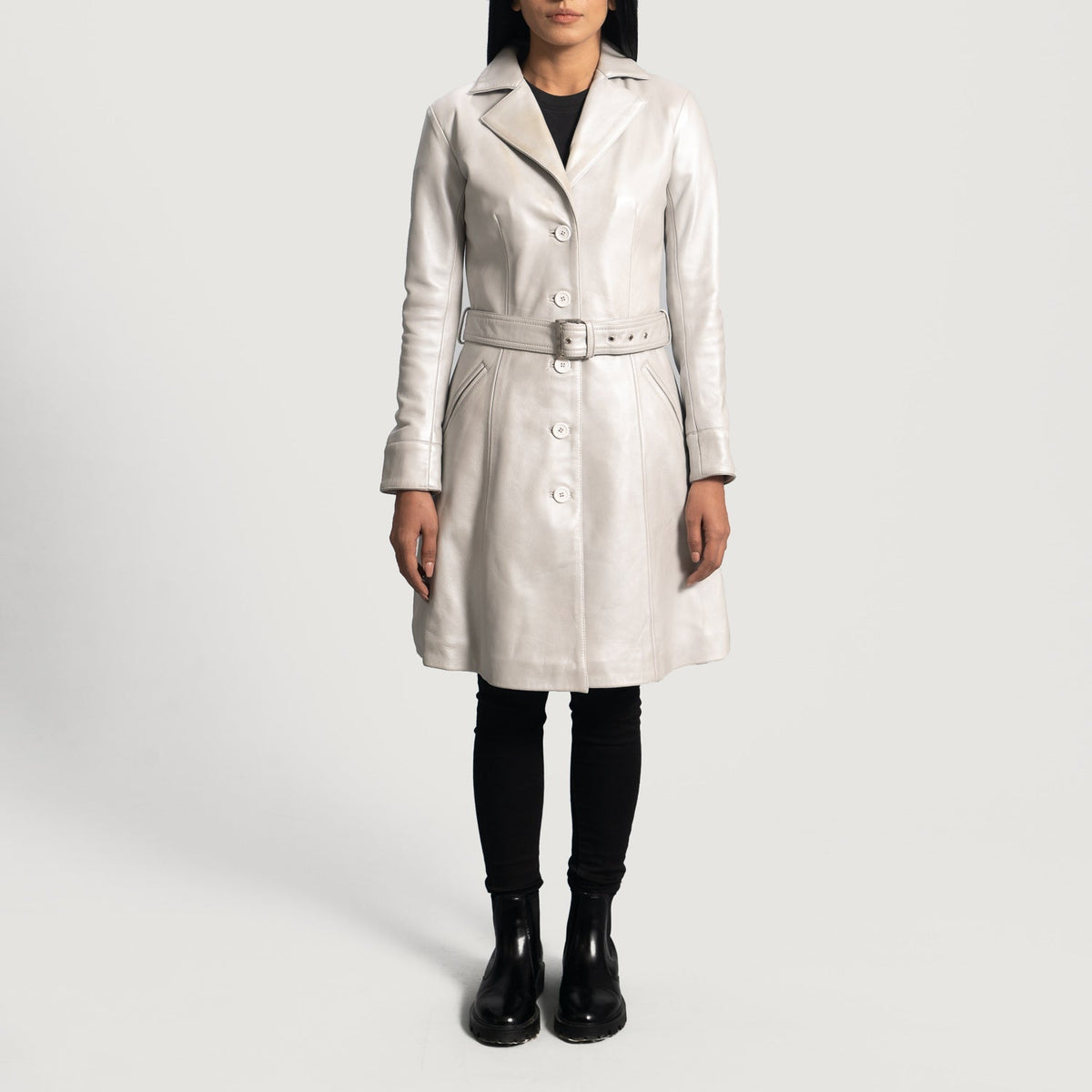 Dettaglio ravvicinato of Notch &amp; Button Hardware on Women's Moonlight Silver Trench in Pelle da Donna