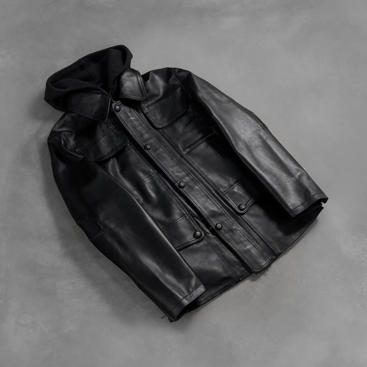 Zipper &amp; Hem Craftsmanship Construction Detail on Men's Moulder Hooded Nero Giacca in Pelle da Uomo