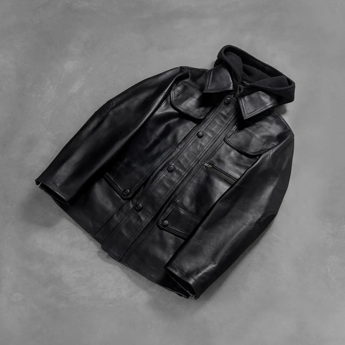 Styled Fit Perspective of Men's Moulder Hooded Nero Giacca in Pelle da Uomo on Model - Natural Daylight Drape