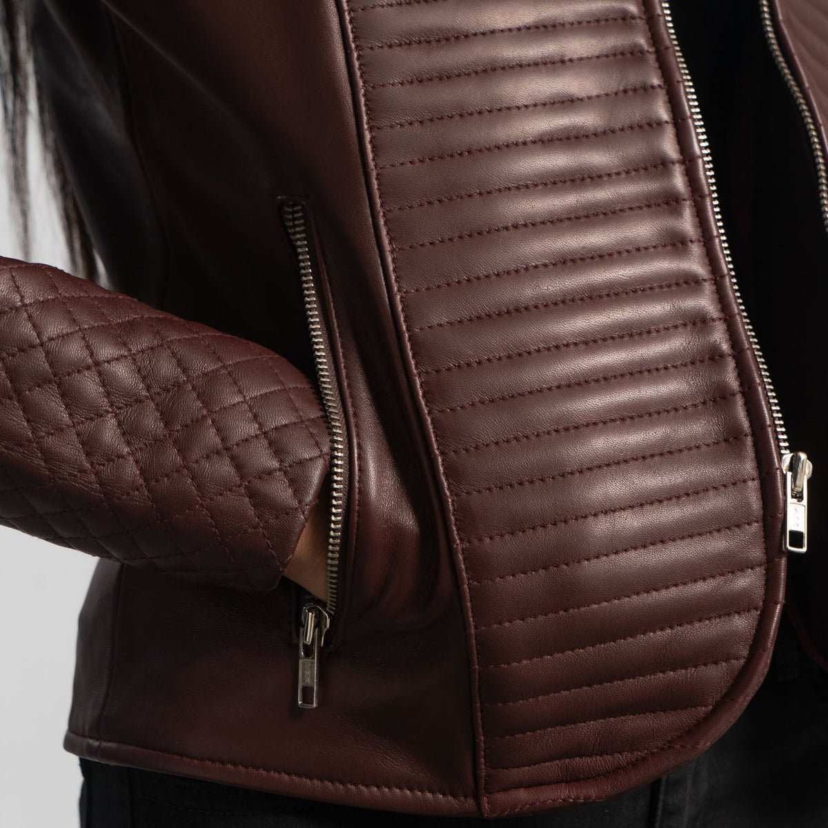 Vista interna Showing Quilted viscose lining &amp; Dual Inside Utility Storage Pockets