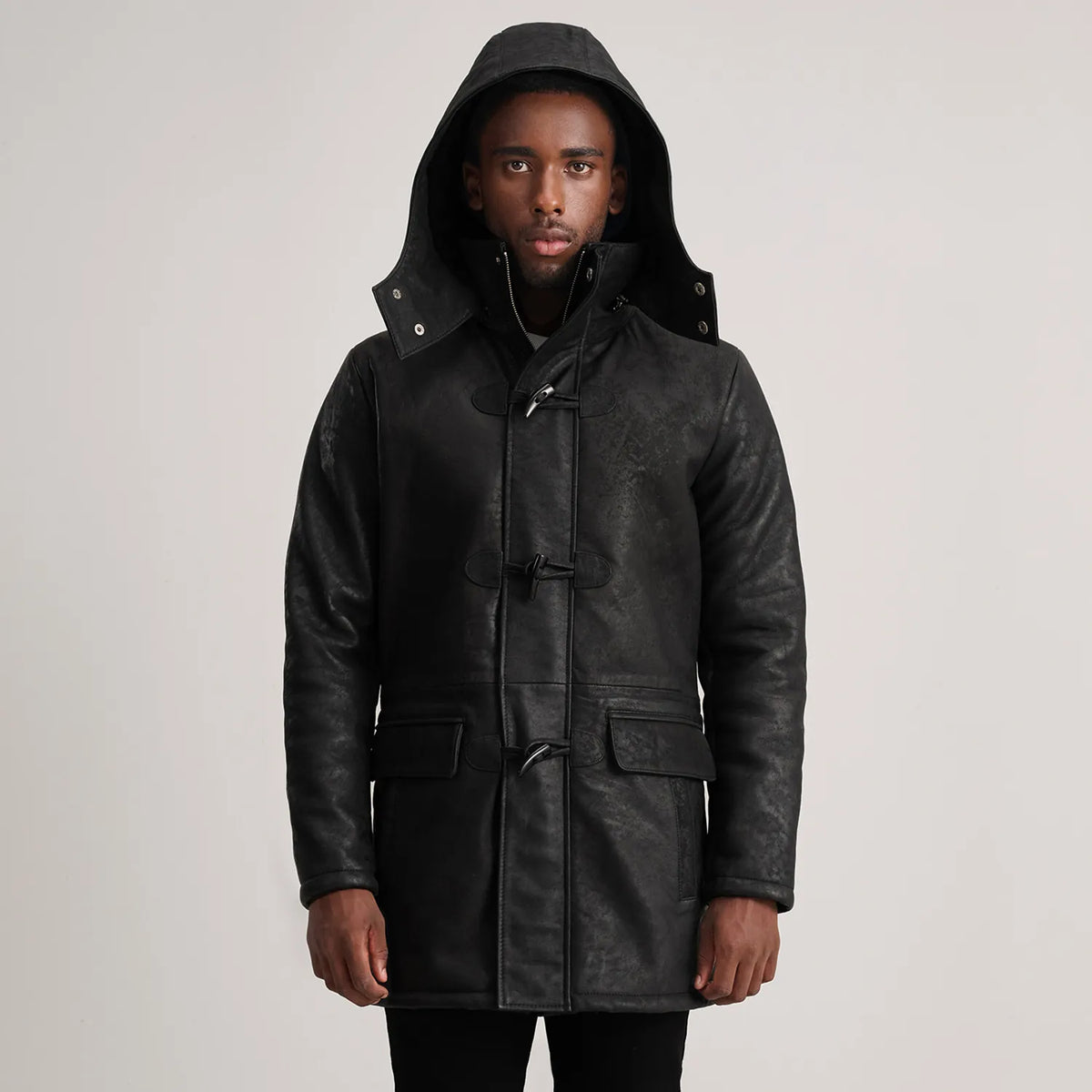 Dettaglio ravvicinato of Band collar &amp; Zipper with Toggle button Hardware on Nolan Black Snuffed Leather Duffle Coat