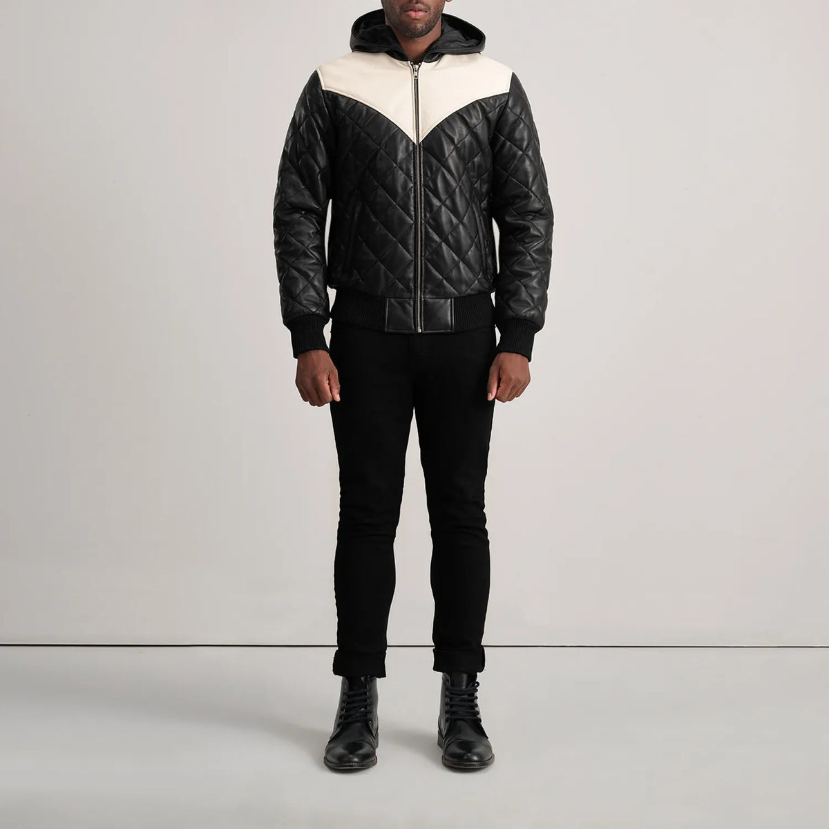 
Norman Tan Hooded Bomber Leather Puffer Jacket - Vista laterale che mostra il taglio ergonomico delle maniche