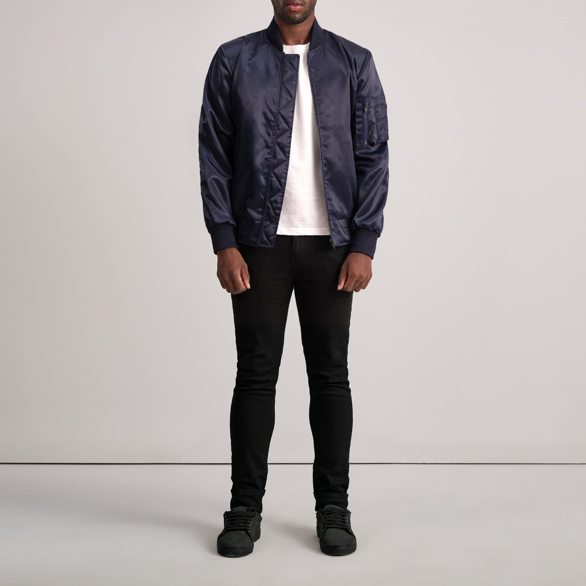 Dettaglio ravvicinato of Varsity &amp; Zipper Hardware on Quinton MA-1 Blu Bomber in Pelle da Uomo