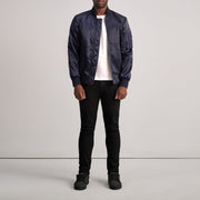 Dettaglio ravvicinato of Varsity &amp; Zipper Hardware on Quinton MA-1 Blu Bomber in Pelle da Uomo