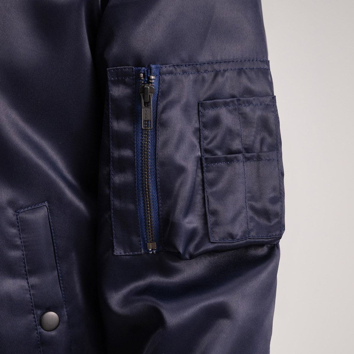 Vista interna Showing Polyester Lining &amp; Dual Inside Utility Storage Pockets