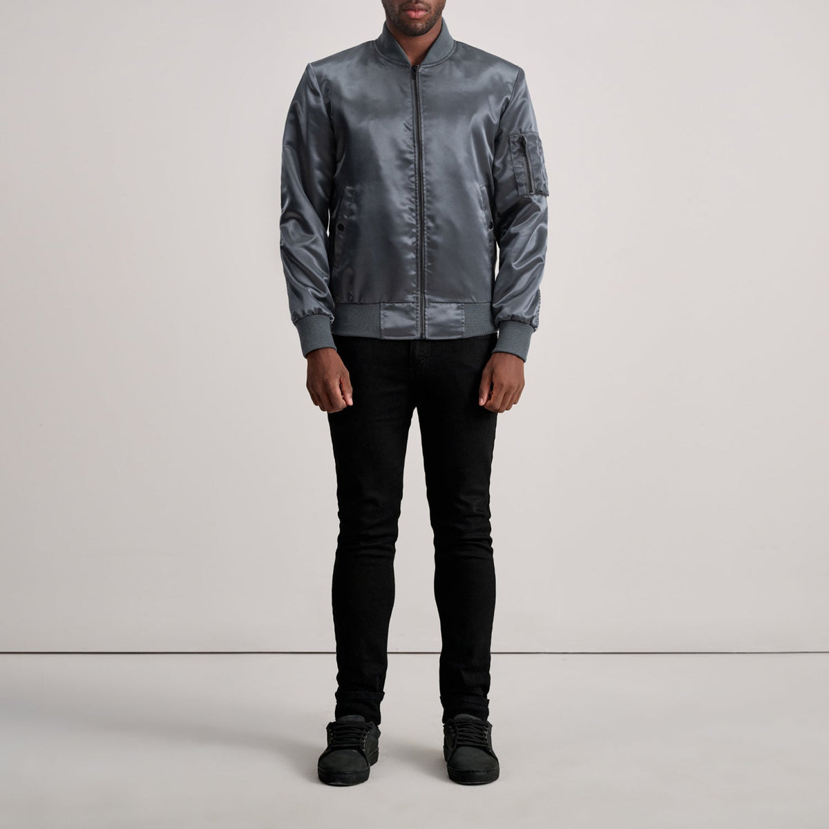 Dettaglio ravvicinato of Varsity &amp; Zipper Hardware on Quinton MA-1 Grigio Bomber in Pelle da Uomo