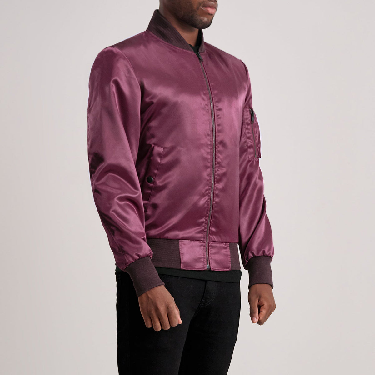 
Maroon Satin Bomber Jacket - Vista posteriore con spalle definite e orlo pulito