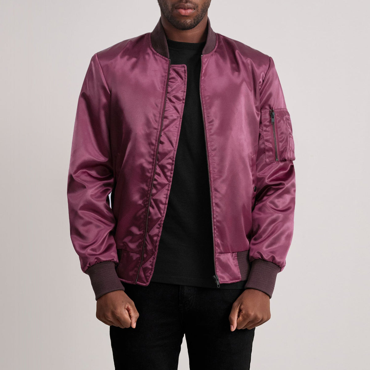 
Quinton MA-1 Marrone Rossiccio Bomber in Pelle da Uomo - Vista laterale che mostra il taglio ergonomico delle maniche