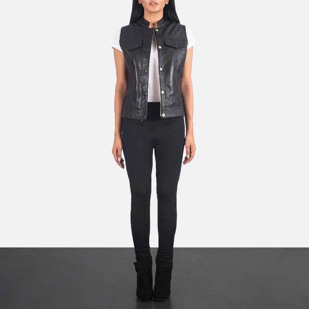 
Rayne Moto Nero Gilet in Pelle da Donna - Vista laterale che mostra il taglio ergonomico delle maniche