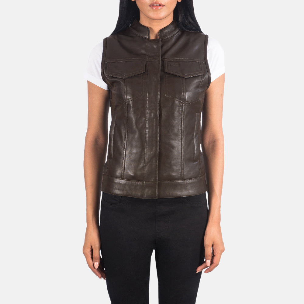 
Dettaglio ravvicinato of Band & Zipper with Button Flap Hardware on Rayne Moto Marrone Gilet in Pelle da Donna