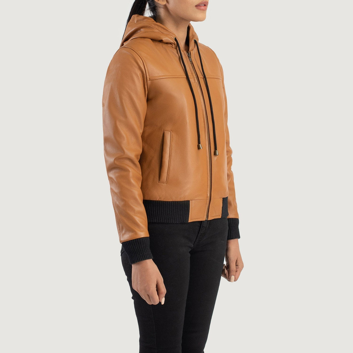 
Prospettiva indossata di Rebella Green Hooded Suede Bomber Jacket su modello - Drappeggio naturale alla luce del giorno
