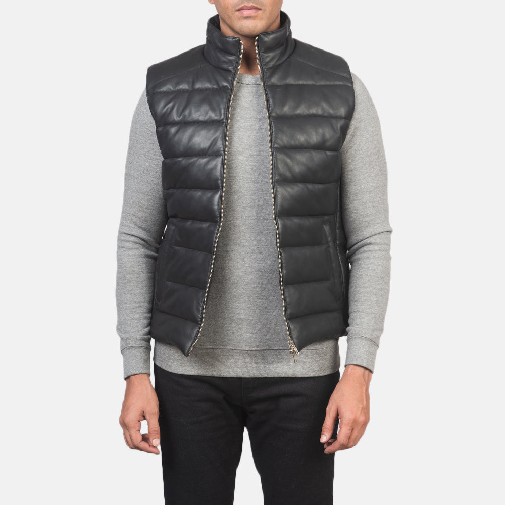 
Reeves Nero Leather Gilet imbottito da Uomo in Black Sheepskin Leather - Vista frontale e silhouette sartoriale | Acquista online