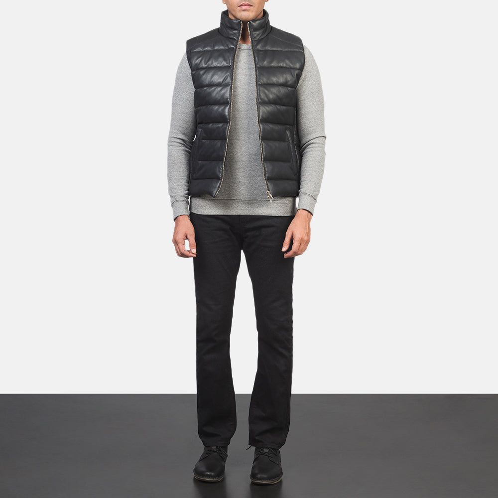 
Reeves Nero Leather Gilet imbottito da Uomo - Vista laterale che mostra il taglio ergonomico delle maniche