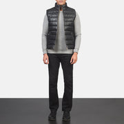 
Reeves Nero Leather Gilet imbottito da Uomo - Vista laterale che mostra il taglio ergonomico delle maniche