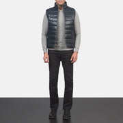 
Reeves Blu Leather Gilet imbottito da Uomo - Vista laterale che mostra il taglio ergonomico delle maniche