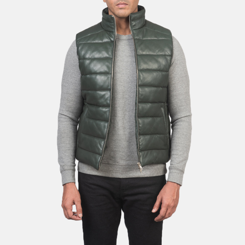 
Reeves Verde Leather Gilet imbottito da Uomo in Green Sheepskin Leather - Vista frontale e silhouette sartoriale | Acquista online