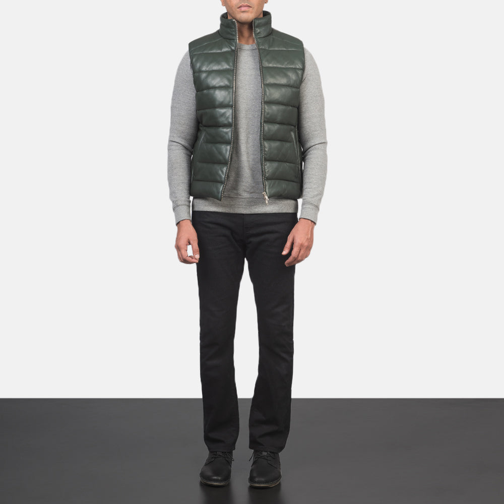 
Reeves Verde Leather Gilet imbottito da Uomo - Vista laterale che mostra il taglio ergonomico delle maniche