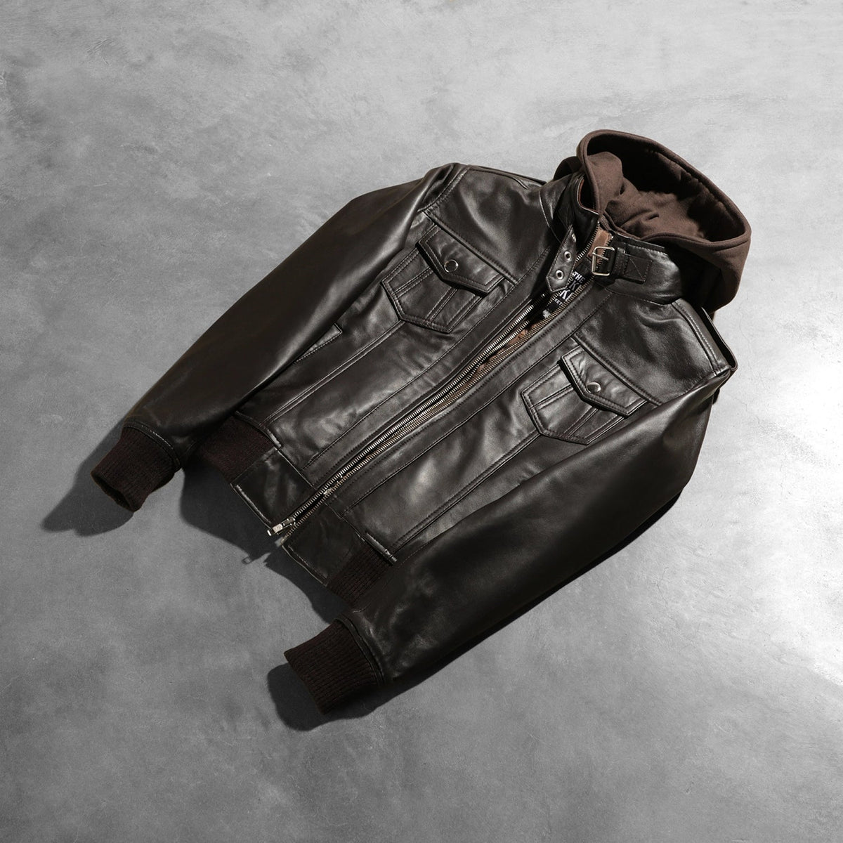 
Prospettiva indossata di Roslyn Brown Hooded Leather Bomber Jacket su modello - Drappeggio naturale alla luce del giorno