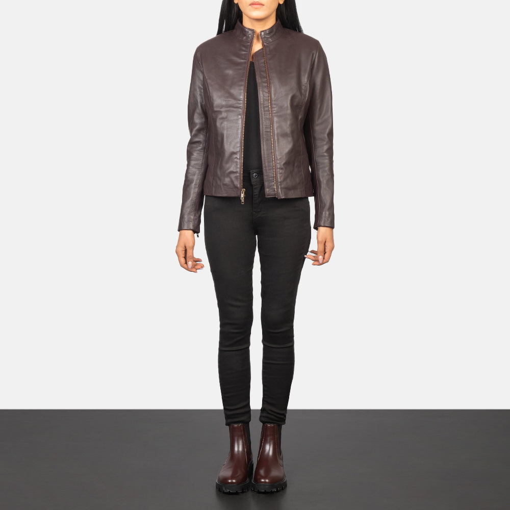 
Rumella Maroon Leather Biker Jacket - Vista laterale che mostra il taglio ergonomico delle maniche