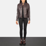 
Rumella Maroon Leather Biker Jacket - Vista laterale che mostra il taglio ergonomico delle maniche