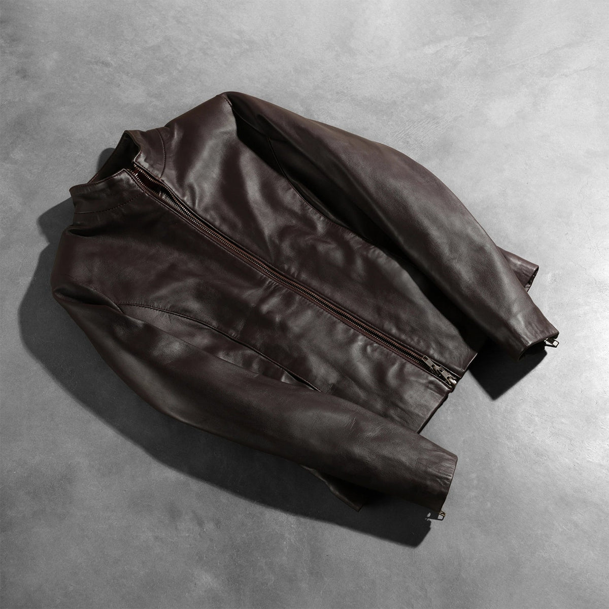 
Dettaglio artigianale dell'orlo su Rumella Maroon Leather Biker Jacket