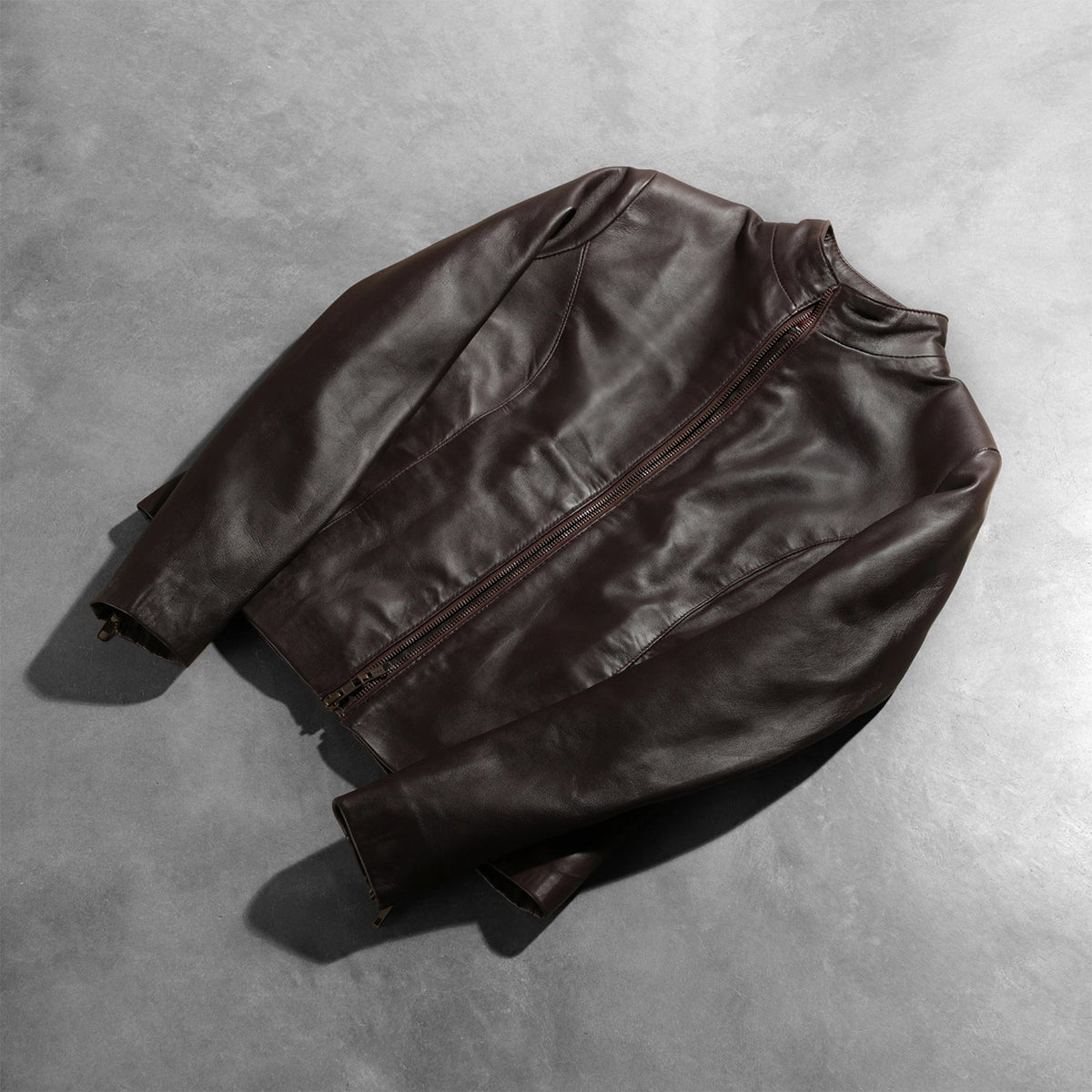 
Prospettiva indossata di Rumella Maroon Leather Biker Jacket su modello - Drappeggio naturale alla luce del giorno