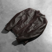 
Prospettiva indossata di Rumella Maroon Leather Biker Jacket su modello - Drappeggio naturale alla luce del giorno